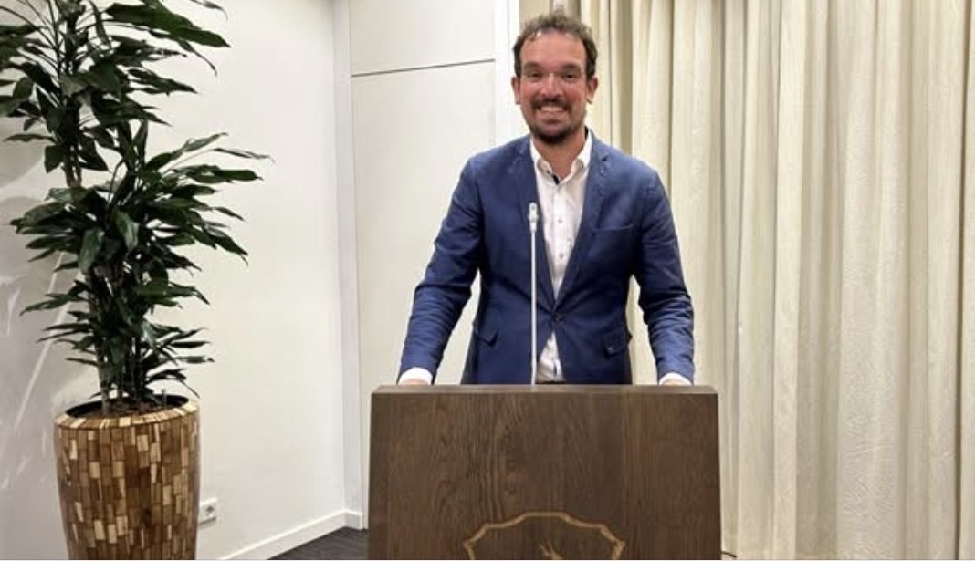 21 zetels en zeven partijen, iedere stem telt